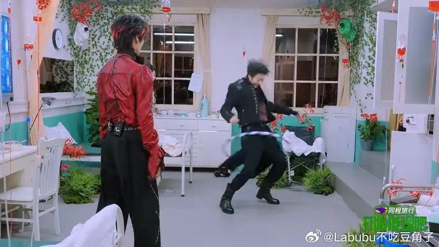 张凌赫丁程鑫边走边转呼啦圈丁程鑫看刘宇宁转呼啦圈的表情张凌赫丁程鑫边走边转呼啦