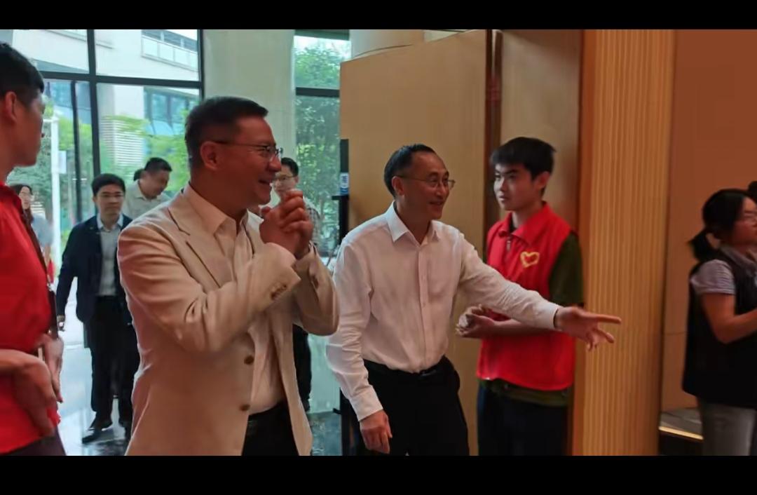 张维为教授连施二礼。张维为教授这次到江西理工大学演讲时有两个动作值得关注。很多