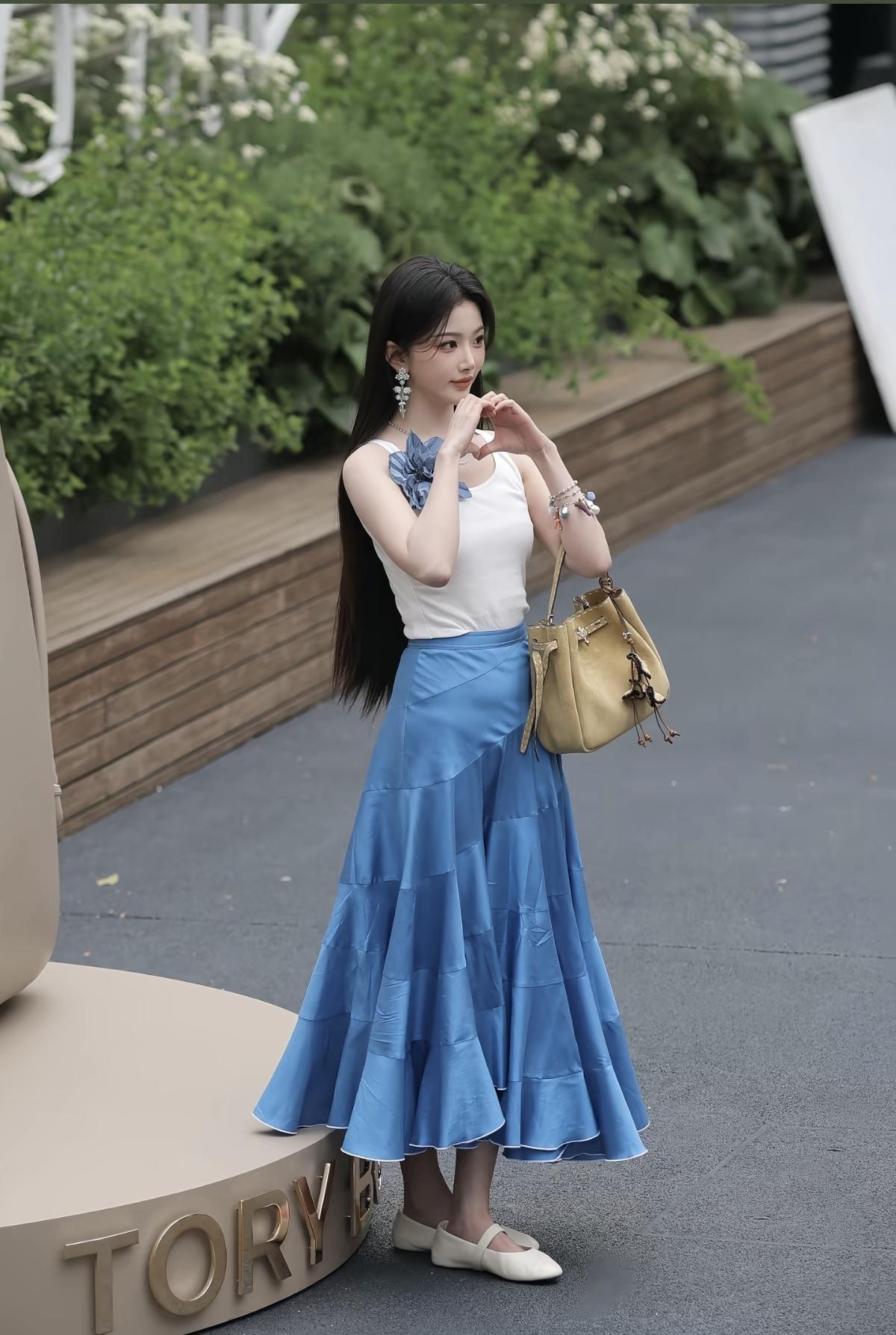 孔雪儿蓝白撞色的温柔千金，自带松弛贵气感[比心]孔雪儿从镜头里走出来的画报美人，