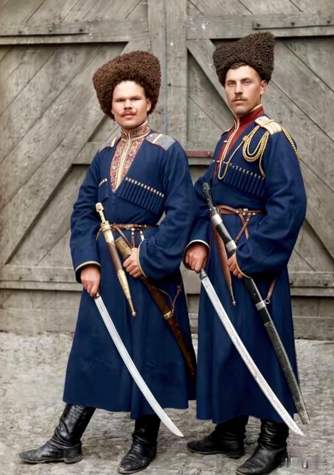 俄哥萨克士兵的形象。他们头戴羔羊皮帽，身着藏蓝长袍，配挂传统军刀，曾参与拿破仑战