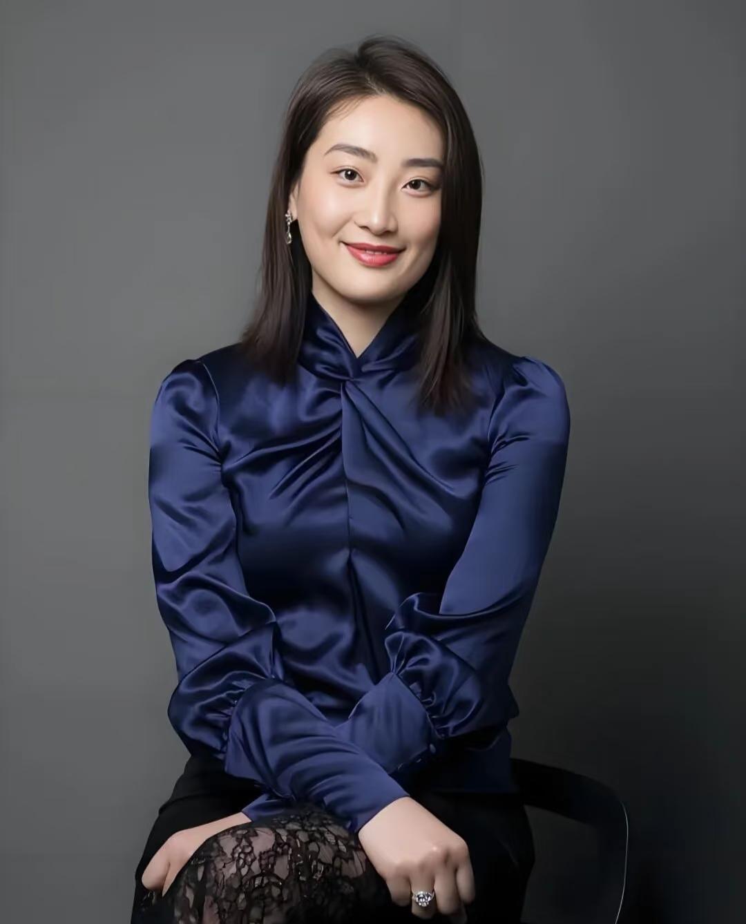 娃哈哈一纸公文：总经理帽落到许思敏头上，董事长椅子仍空。行业群里刷屏“配”。