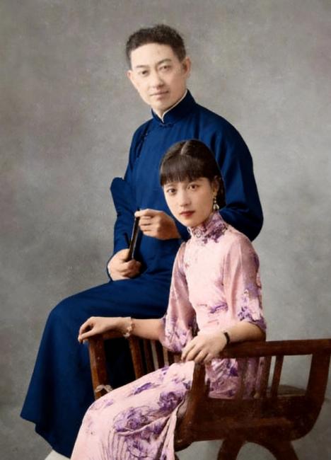 1927年，梅兰芳与孟小冬定下婚约时，留下了这一张极为罕见的合影。镜头里的二人站