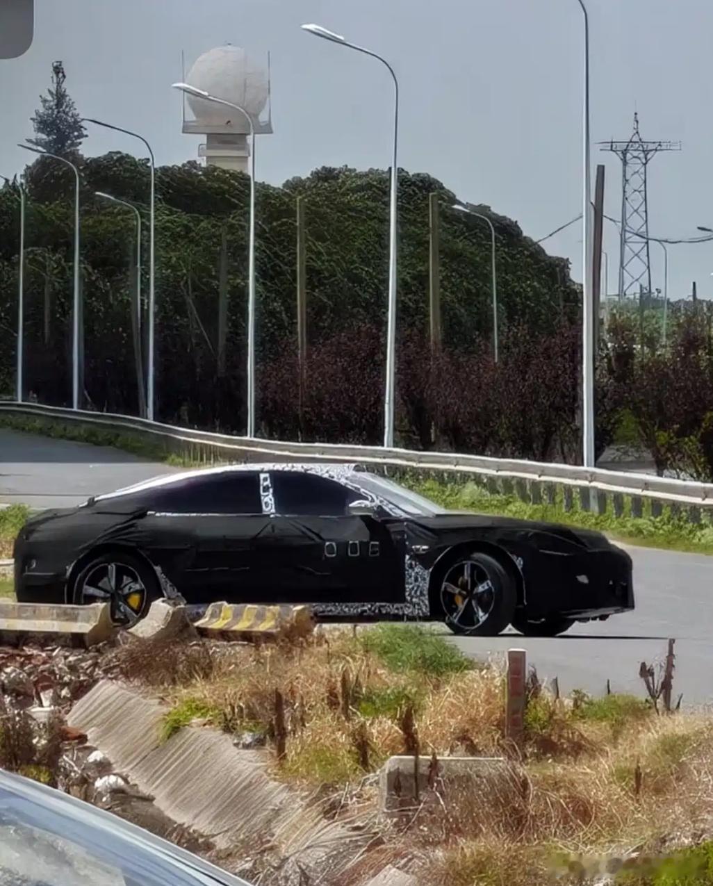 兄弟们！小米SU7L要来了？现在流出一组谍照，虽然尾部和SU7很像！但是车身比