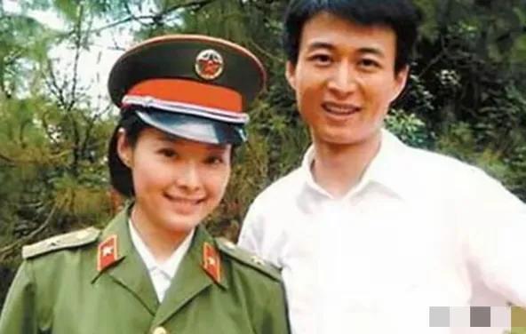 袁立前夫赵岭，现在是一位优秀的配音演员，家庭低调幸福。他早年与袁立因拍摄电视剧