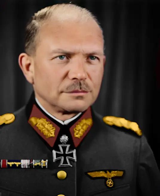 1941年12月，古德里安被希特勒解除了职务，原因是他在巴巴罗萨行动中的战略意见