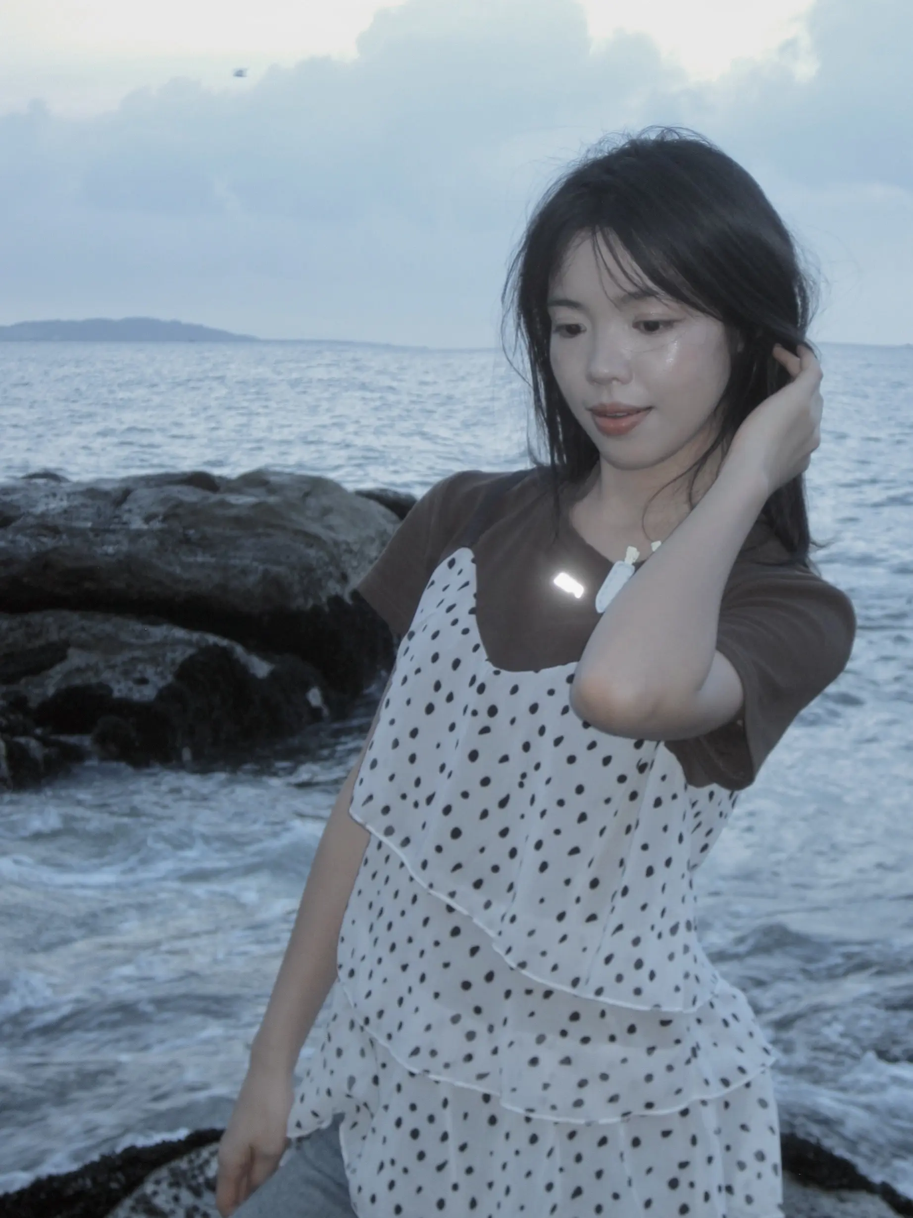 海边吹着的是风和自由，我喜欢大海想看一万次海