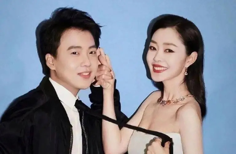 一次节目中，郭德纲问郭麒麟儿子，你每天拍吻戏，有女朋友了吗？宋轶和你的绯闻是真的