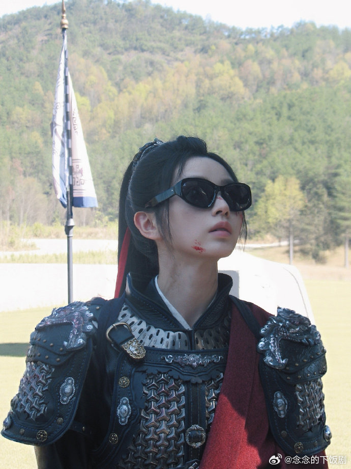 田曦薇战损破碎版田曦薇战损破碎版，雪地里背人那滴泪太戳人了，战损妆配上倔强的眼神