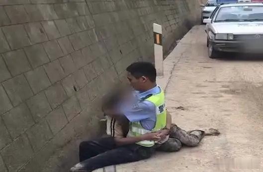 【又暖又帅！23岁交警泥浆中救出女子后轻拥安抚，网友：安全感爆棚】近日，陕西安康