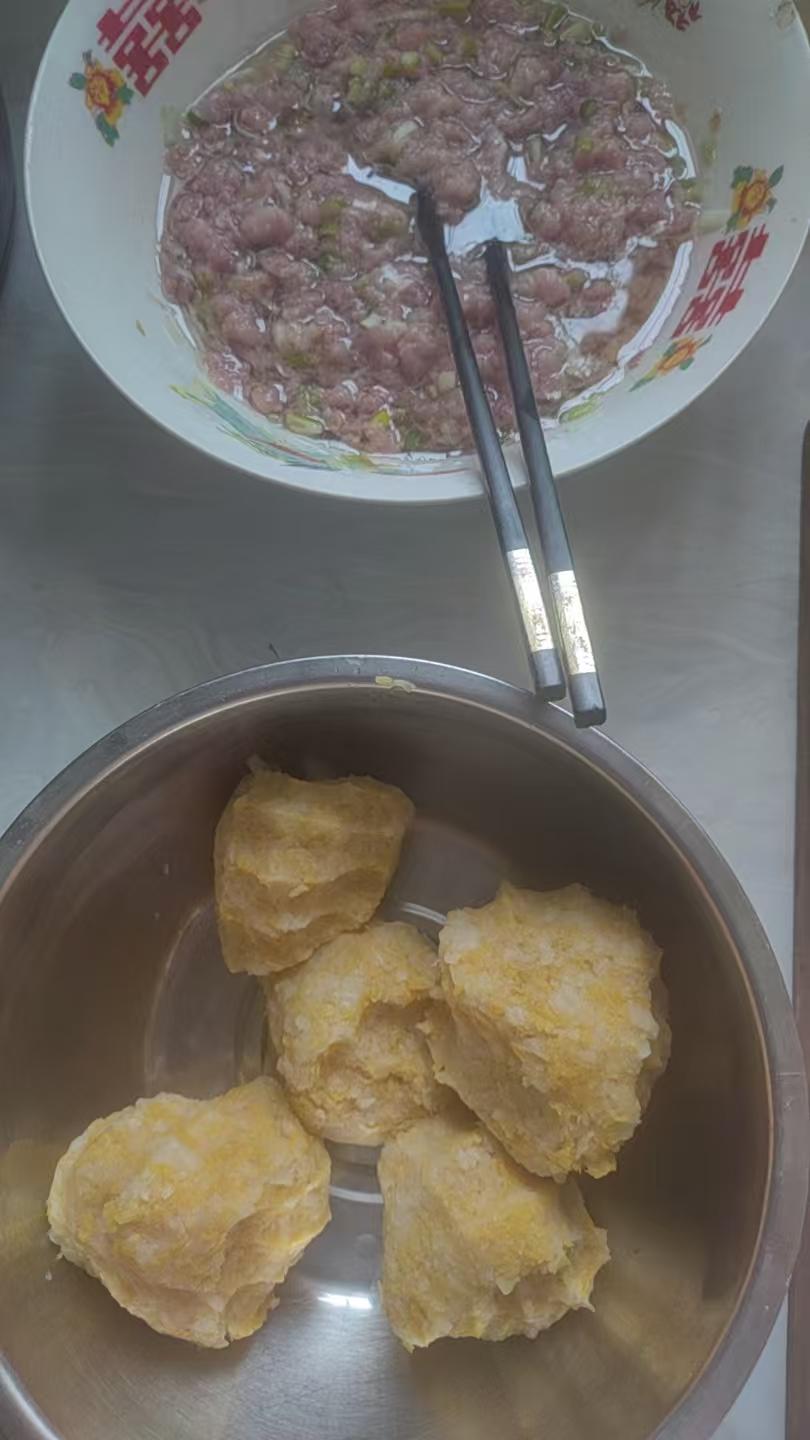准备做饺子，已经把肉馅和饺子皮准备好了，再拌点小咸菜。这冬天的周末下雪了，就改