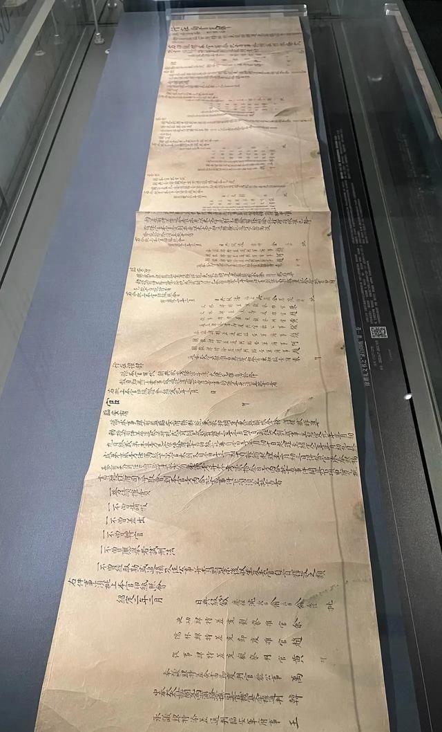 2005年，浙江一农民上山挖笋，意外发现一座古墓，竟将墓里稀世珍宝——17卷南宋