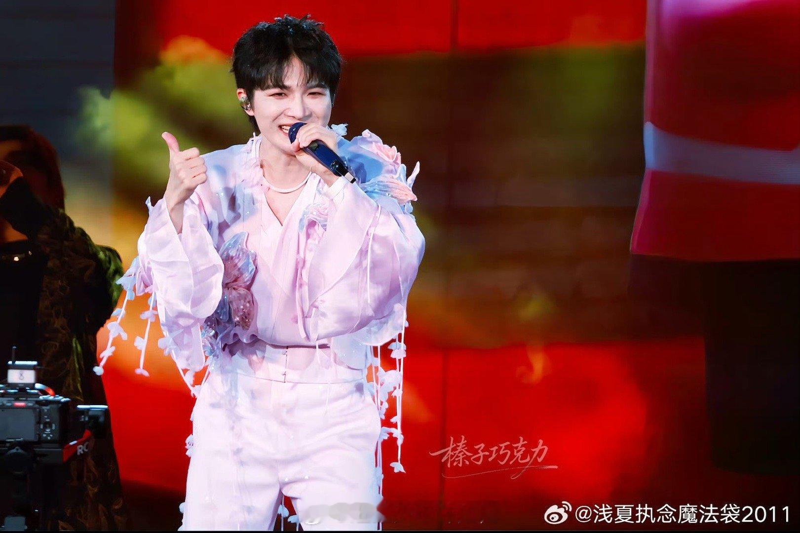 周深聊给自己贴标签周深和门尼这场关于标签的对话值得循环聆听！“不要管别人怎么看