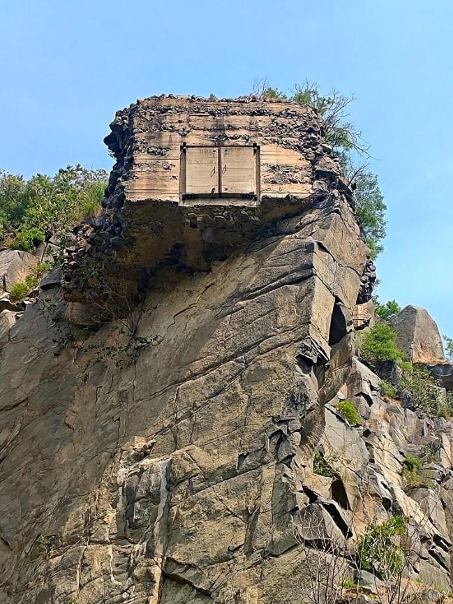 济南卧牛山地质公园内，有一处十分吸睛的崖壁悬空建筑，当地人称作悬空门，很多游客路