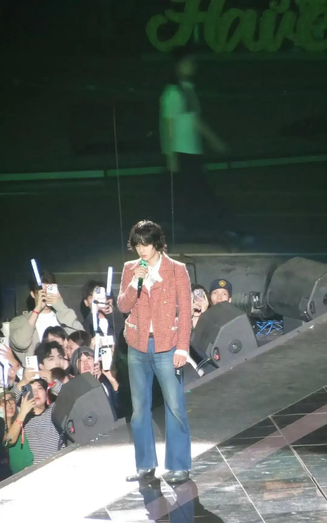 彩排到凌晨四点，他吊着威亚摔了七次。湖南卫视后台灯全灭，只剩王一博一个人在