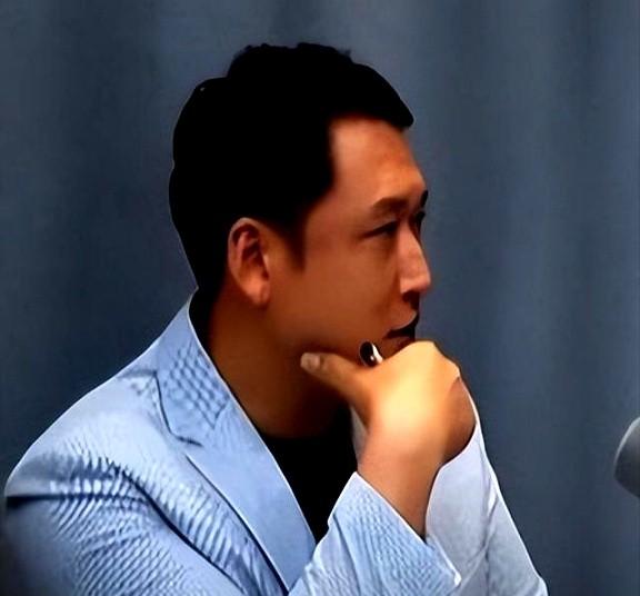 你别说,那韩国老头儿真敢说美国11艘航母全压上来?赢?门儿都没有。我当年在酒