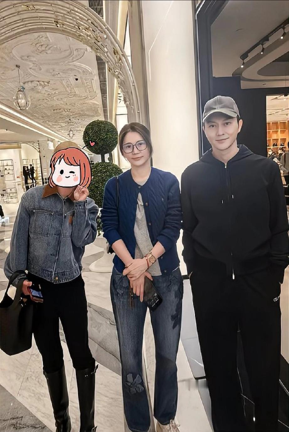 54岁的张智霖商场拍戏被偶遇，与吴卓羲同框，这状态谁看了不说一句绝！11月28