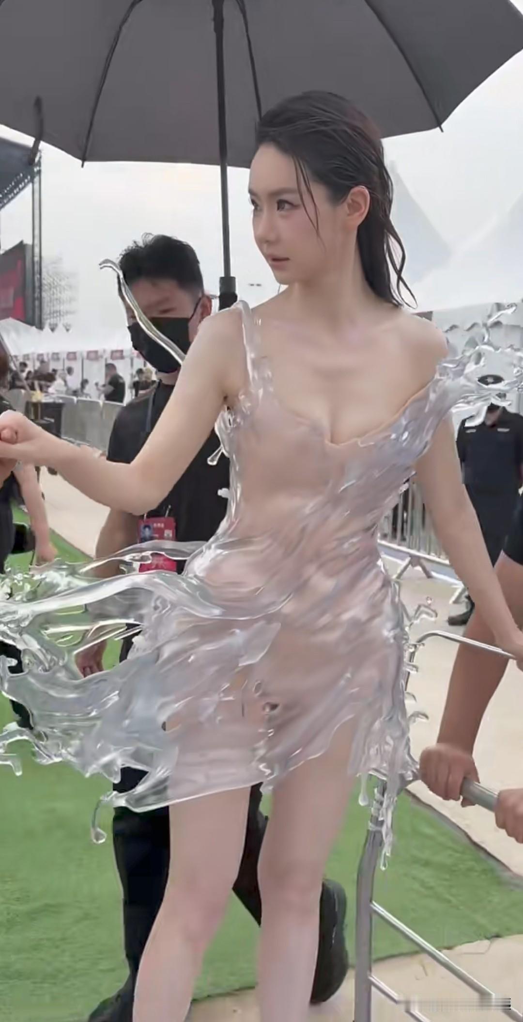 “美丽刑具”果然名不虚传戚薇这件3D打印水花礼服，重达16公斤！造型灵感