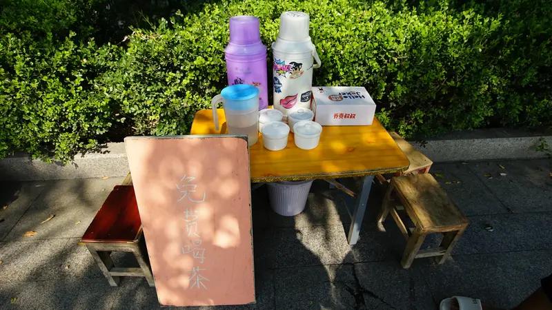 外国网红爬山遇到无人卖水小摊，直呼在国外早被偷光，这事儿挺有意思。一位外国博主登