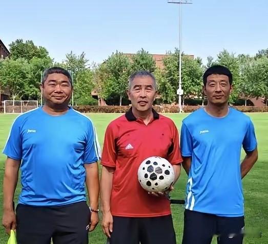 还记得中间这位白头发老头吗？他是中国迄今唯一执法男足世界杯正赛的主裁。陆俊6