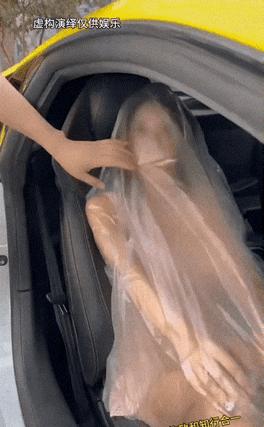 你刚拆开快递箱，指尖触到人偶皮肤的一瞬，汗毛倒竖——它眨了眼。这不是灵异事件。