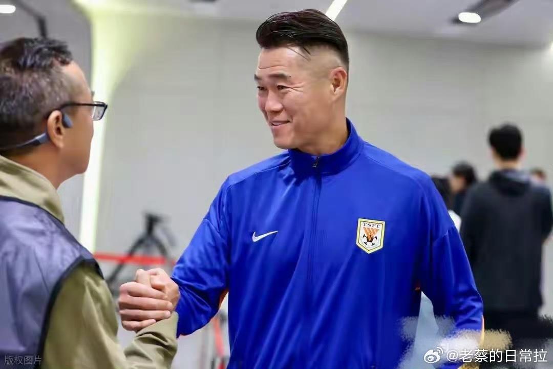 宿茂臻：哎，镜头别对着我，拍韩鹏去，现在他是这支泰山队的主心骨。韩鹏：茂臻哥