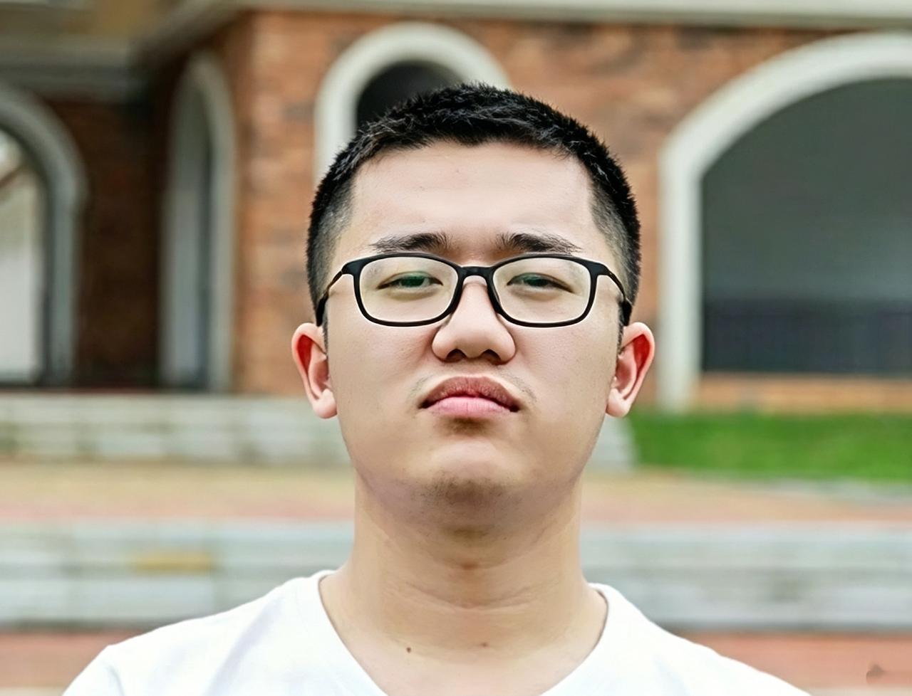 这名戴着眼镜，看起来倔强的学生曾以全省第二名的成绩考入北大，后退学复读又以全省第