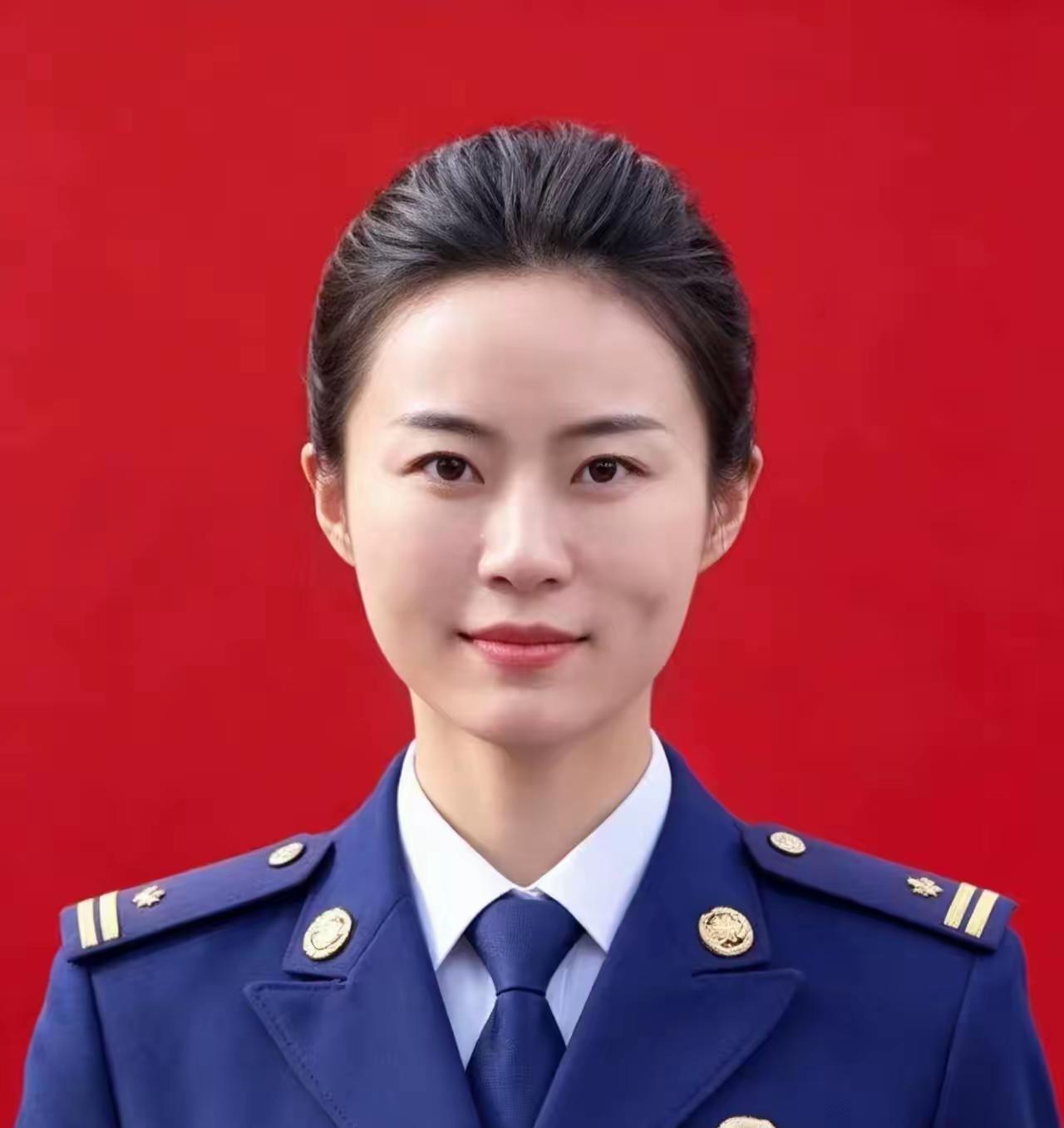 邓雨欣，女，汉族，1989年11月出生，中共党员，2013年毕业于中国人民警察大