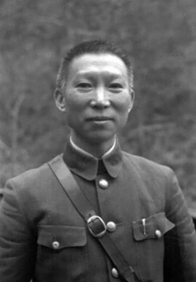 1938年，万家岭战后，漫山遍野都是腐烂的尸体，无人愿意打扫战场，一个乞丐主动前