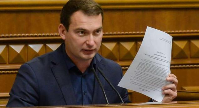 乌克兰贪心不足。欧盟刚刚顶住压力，给乌克兰拨了900亿欧元贷款，可是乌克兰人觉得