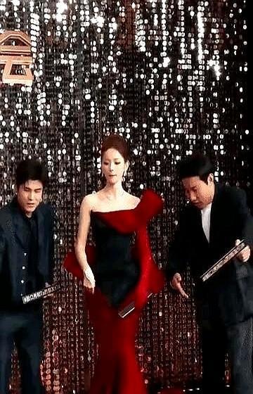 杨超越没背稿，现场慌了。镜头一开，全场安静。没人剪，没人改，2000万观众看