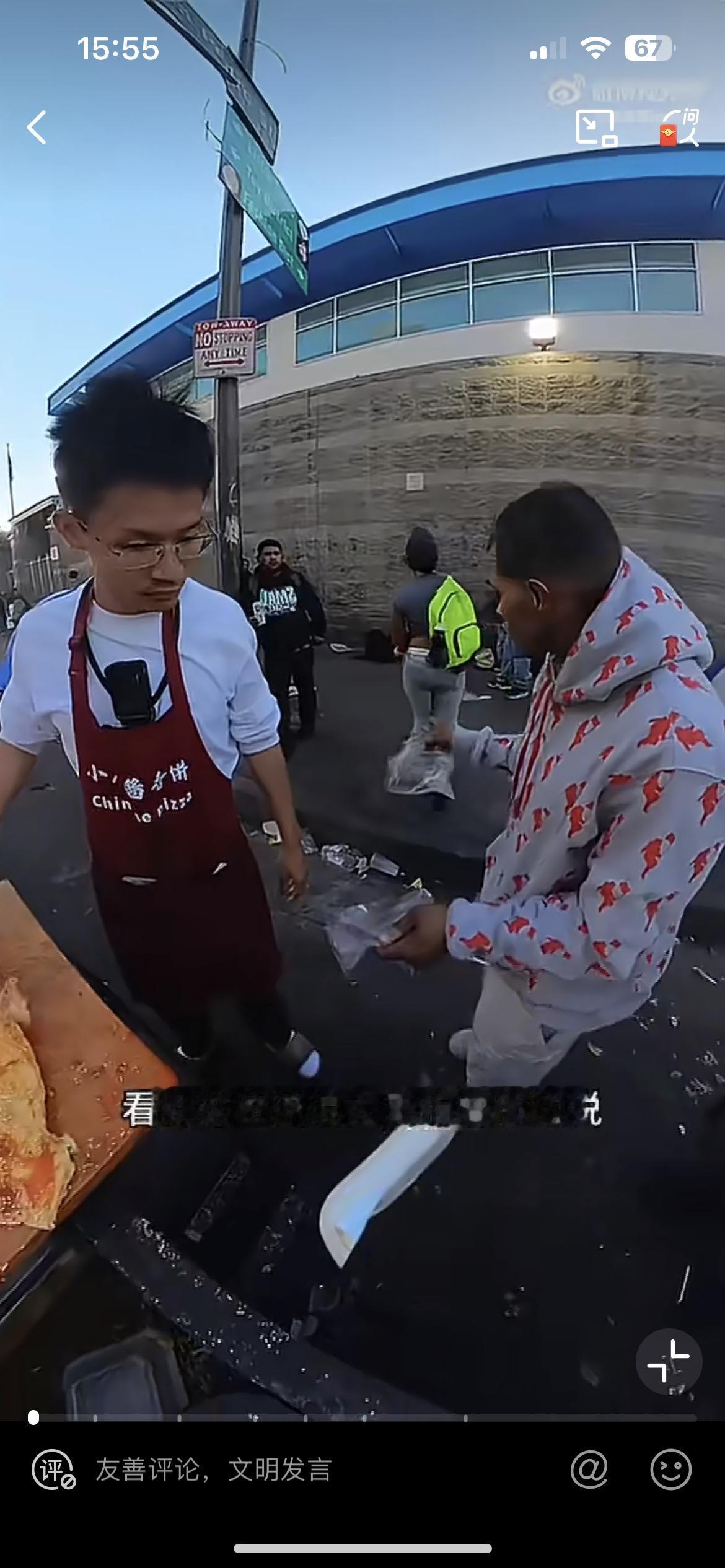 在美国创业卖酱香饼，被女徒弟坑的小伙，现在又支棱起来了。这个小伙之前在洛杉矶摆摊