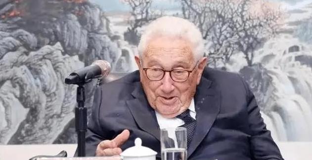 基辛格曾经预言称：俄乌最先耗干的不是俄乌美，而是一个意想不到的国家？这话还真