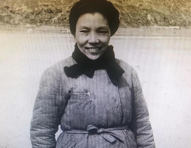 1959年，江西一农妇指着报纸上元帅的照片，逢人就说：“我是陈毅的妻子，我的郎君