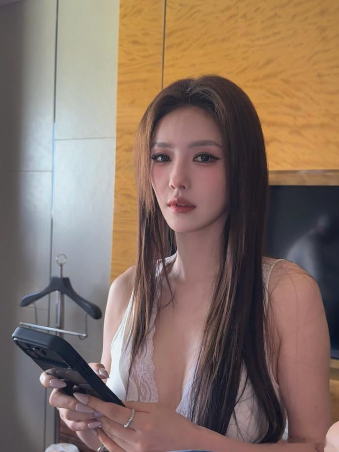金鹤龙给蔡文静化微醺野生美女妆这套微醺野生妆就很灵动，不是那种流水线模板，保留原