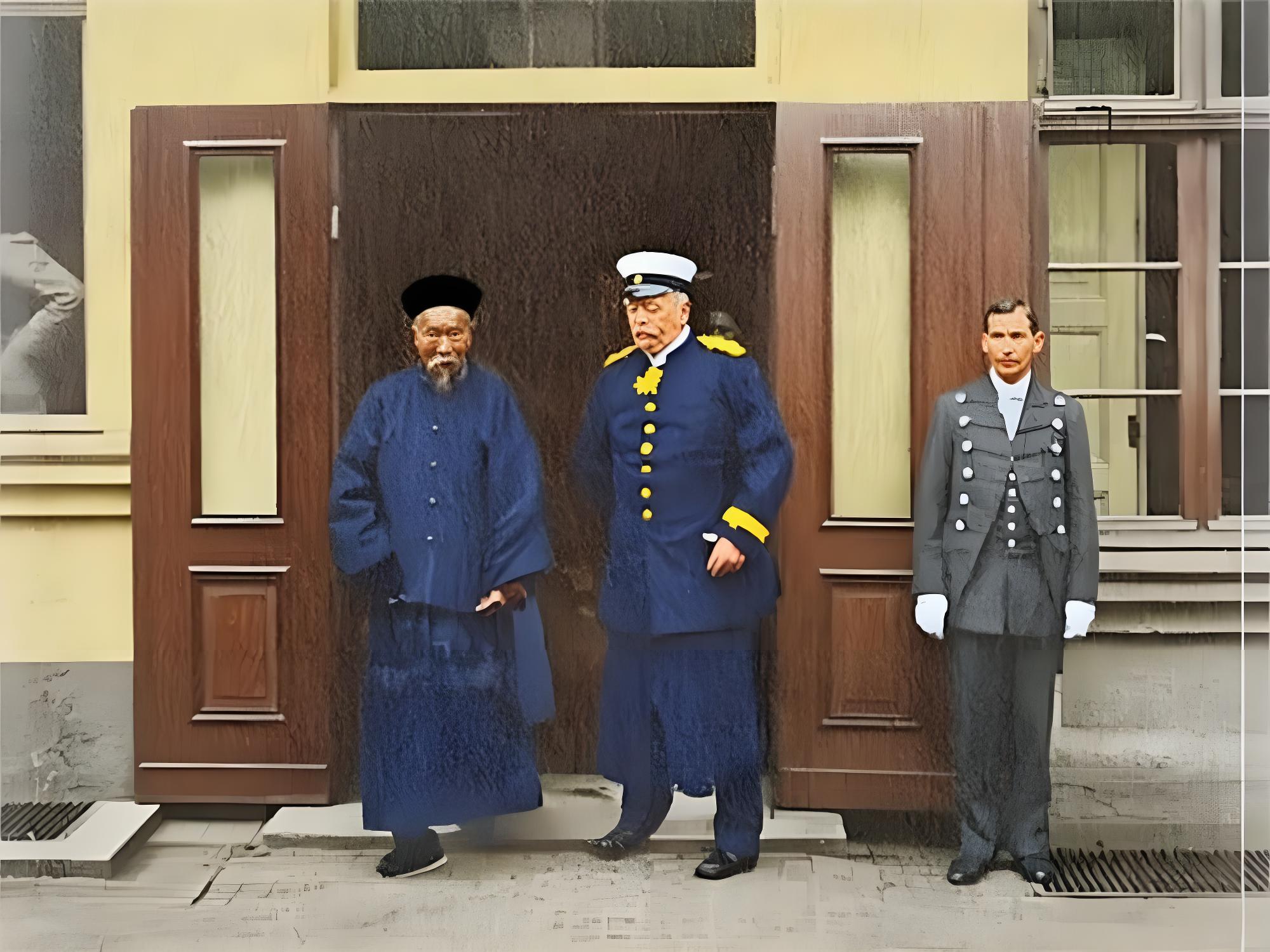 1896年6月13日，在德国与俾斯麦会面时还没有手杖，俾相小心地牵着李相的衣袖
