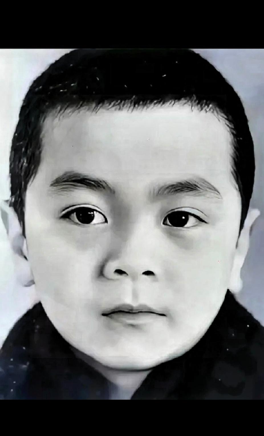 光看这张童年照，你们能猜到这位大主持人是谁吗？这老照片真的很珍贵，这小男孩后来