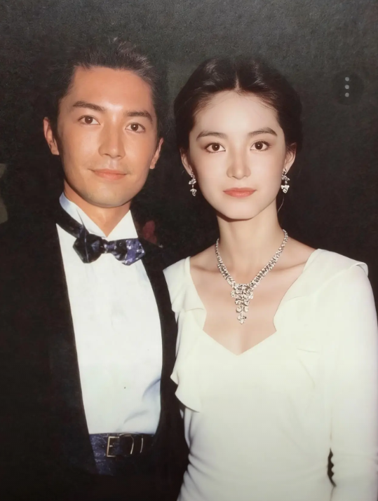 时光滤镜下的神仙同框！林青霞与尊龙的世纪同框，港风与好莱坞东方美学的碰撞太绝了。