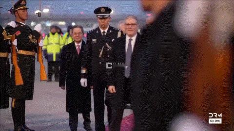 斯塔默访华的有趣细节：下飞机后手足无措，英国人不满“比解放军矮了太多”英国首