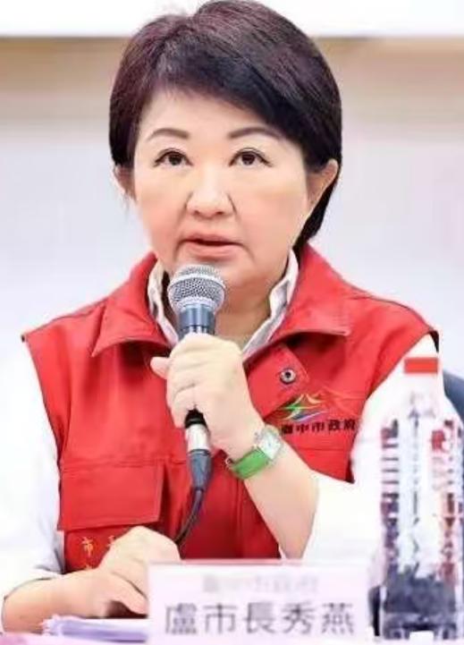 卢秀燕的苦衷说白了，因为卢秀燕缺席了郑丽文的就职典礼，导致风评突变。但也有人