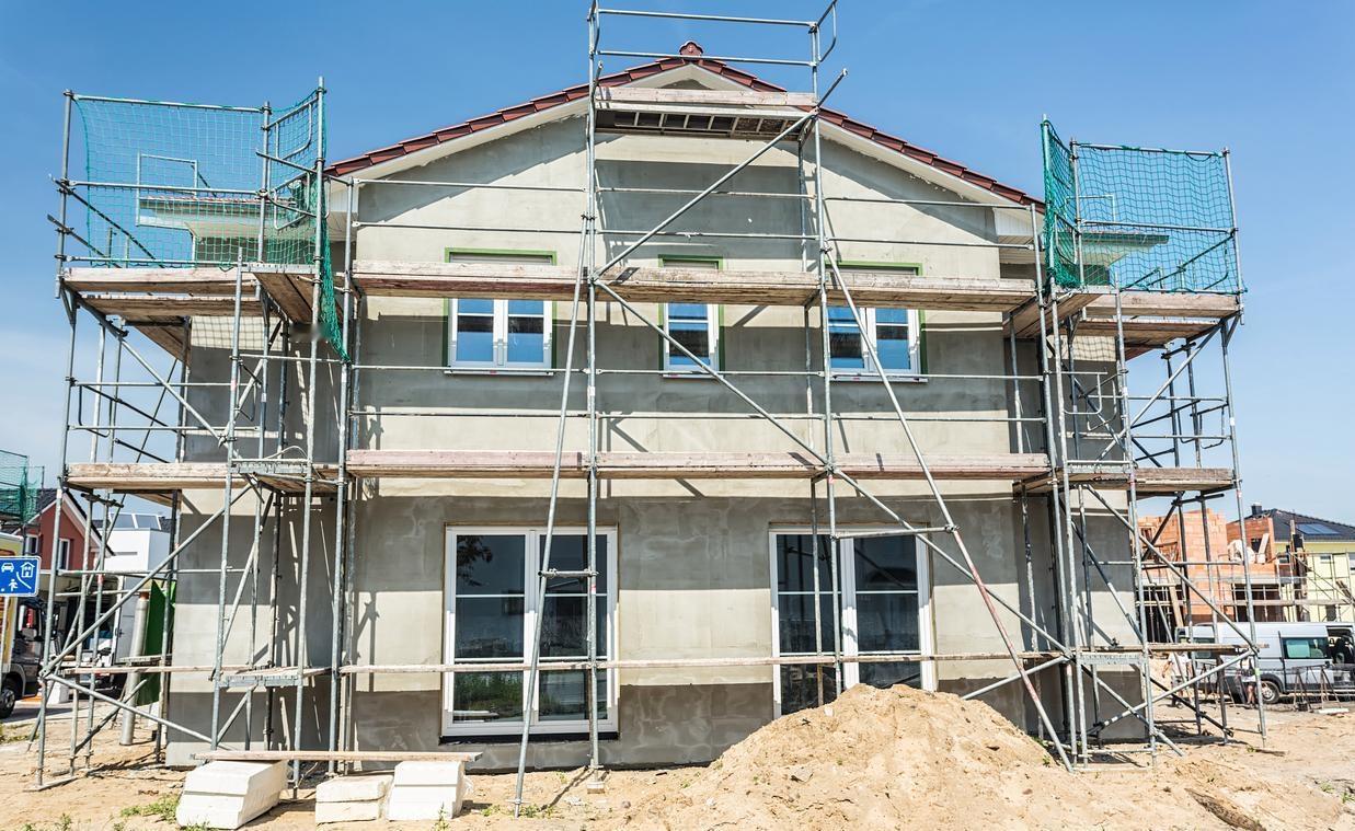 我公公五兄弟，村里一霸，欺负村里只有女儿的一家，想侵占人家宅基地，那家女儿在外工