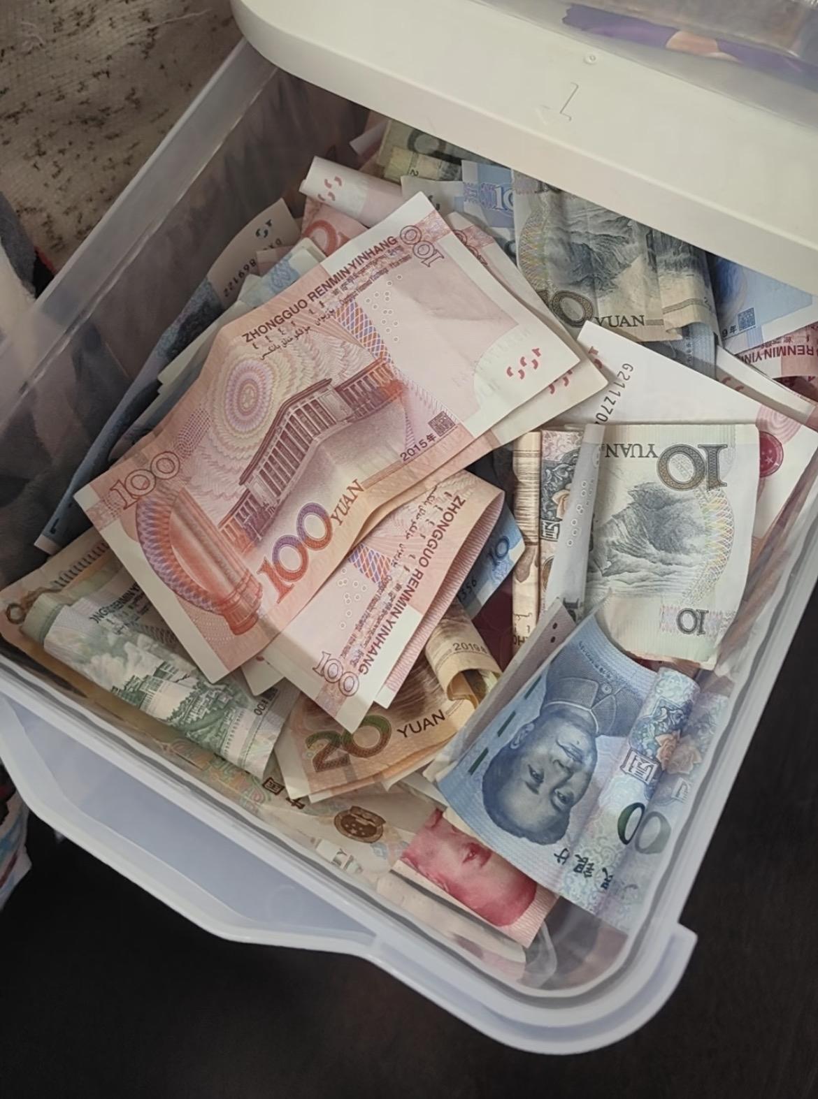 存钱！存钱！现在真的成了我们家最重要的事。老公今天发工资，自己只留了五百块零