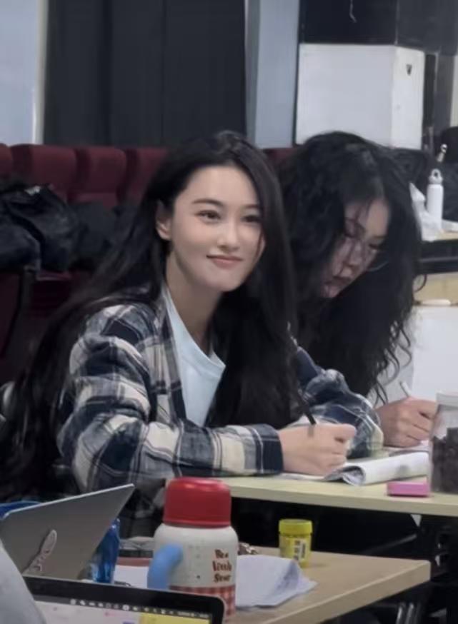 张馨予上课素颜超惊艳，但一个动作暴露了她内核并非表面那么女神。张馨予拍的视频里