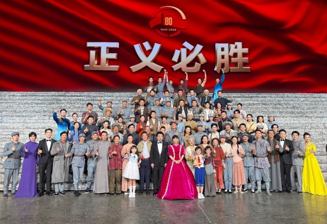 文艺晚会大合照[赞][赞][赞]今天（9月4日），一位参与了晚会的舞蹈演员在