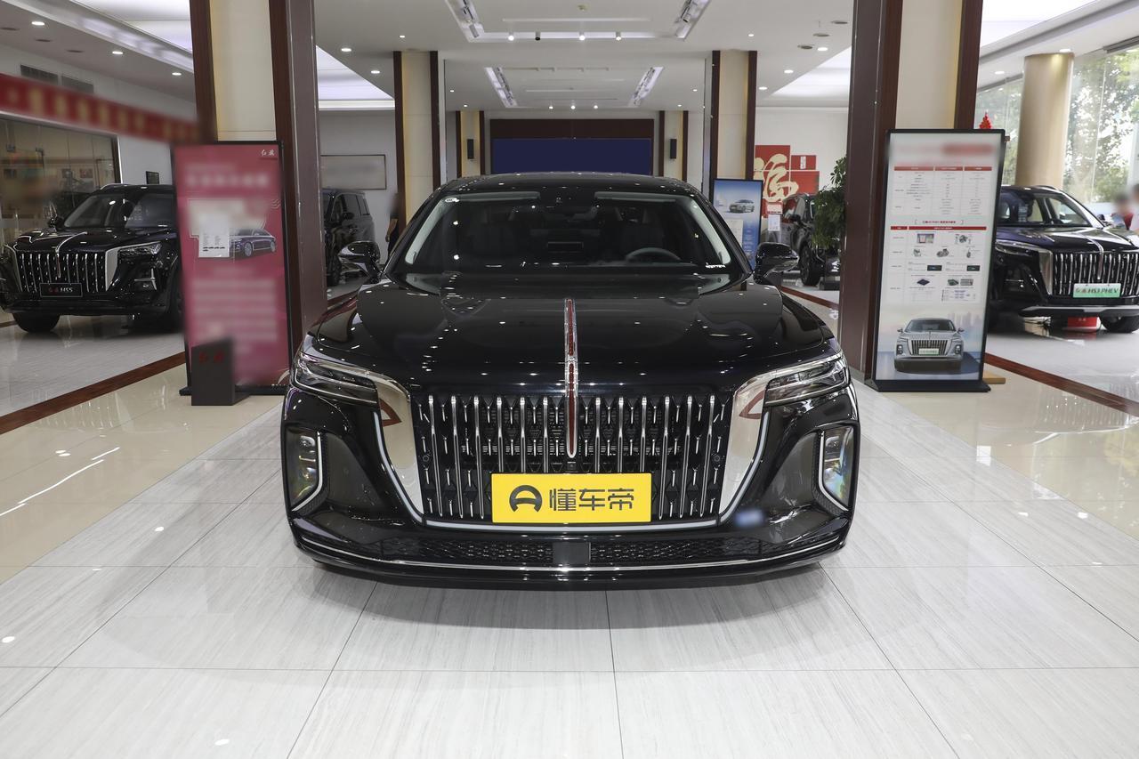 我前两天去4S店看2025款红旗H9，销售递来一张单子，7个版本，名字还都带“旗
