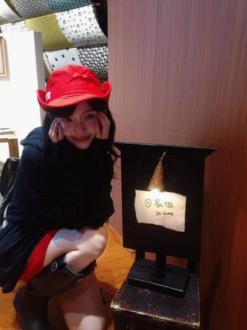 章若楠这几套穿搭也太美太可爱了吧，满满的清新元气感，和绿水青山的环境适配度满分！