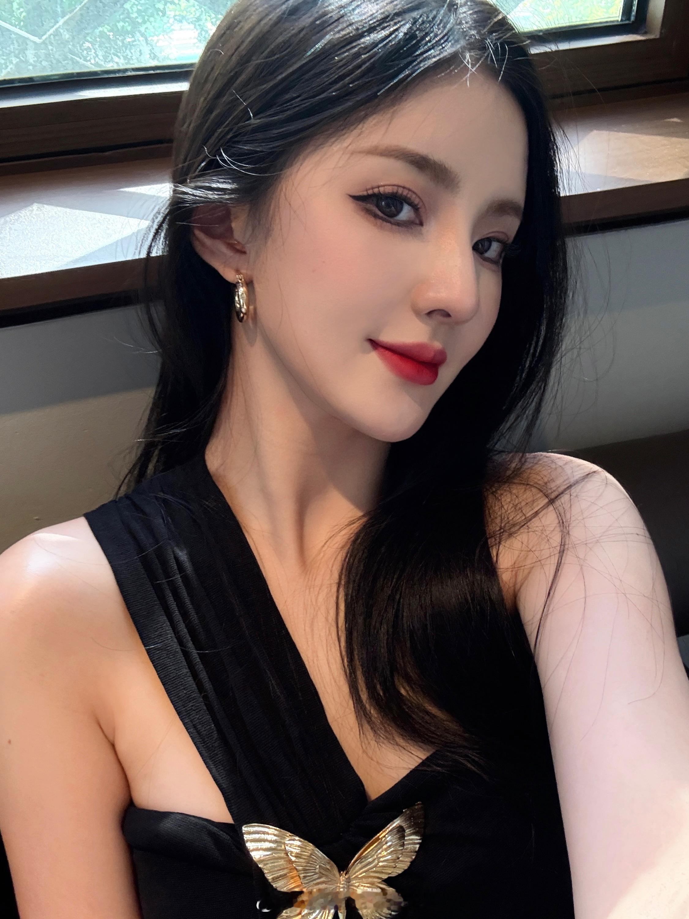 🖤​​​