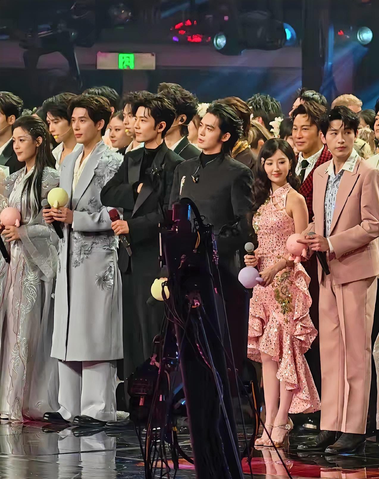 镜头切到毛晓彤163cm的肩线——旁边180cm的男星影子吞掉她半个身子。这不