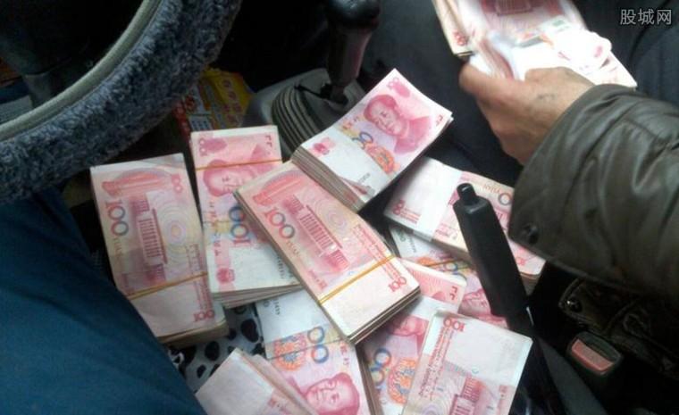 七万现金变冥币 民工被"拾钱包"的游戏给骗了