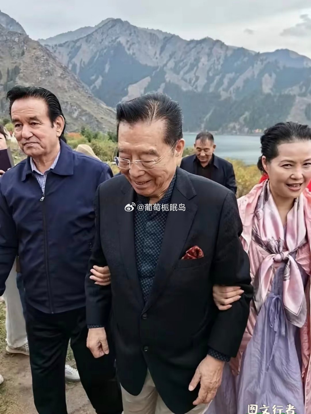 87岁李双江与59岁妻子梦鸽同游新疆，这状态保养得真年轻​​​