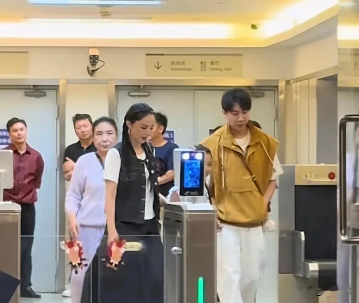 经过对比，发现小酒窝才是社牛！董璇、小酒窝、张维伊演出一起牵手出来，看到外面很